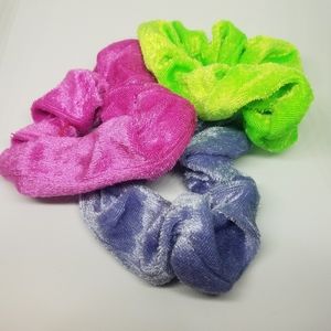 🔴3 Scrunchies plus 6 stickers